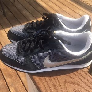 Nike Sneaker Gray/Black Like New